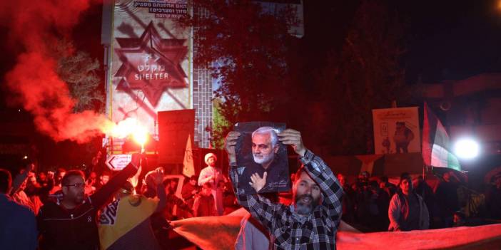 İsrail'e misilleme sonrası Tahran'da Filistin bayrakları ve Kasım Süleymani posterleriyle kutlama