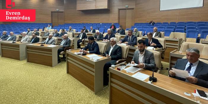 AKP'li üyeler AKP'li başkanı boşa düşürdü: Elazığ il genel meclisinde muhalefet oy birliğiyle komisyonlarda