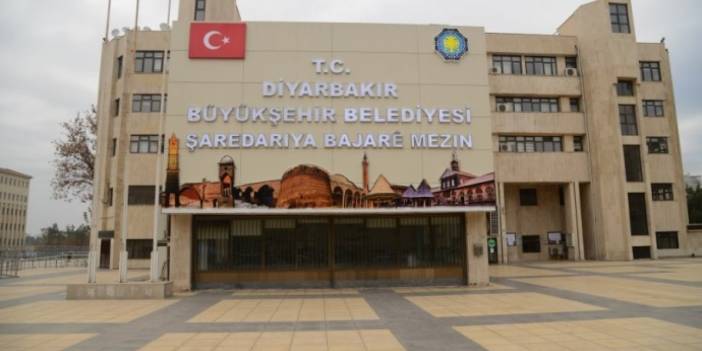 Diyarbakır Büyükşehir, 'bayrak kaldırıldı' iddialarını yalanladı