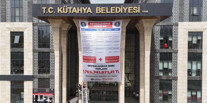 Kütahya'da MHP'den devralınan borçlar belediye binasına asıldı