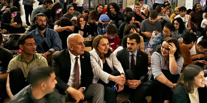 Çankaya Belediye Başkanı ODTÜ'de öğrencilerin oturma eylemine katıldı