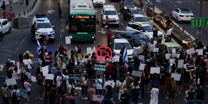 İsrailliler, rehineler için Tel Aviv'de yol kapattı: 'Onları hemen eve getirin'
