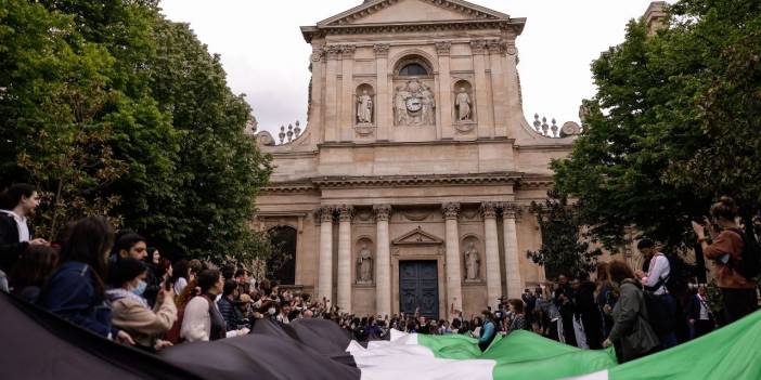 Fransa'nın Sorbonne Üniversitesi'nde Filistin'e destek gösterisi