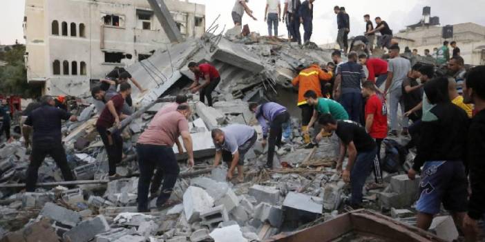 Gazze’deki Hamas hükümeti, İsrail saldırıları nedeniyle enkaz altında kalan cesetleri çıkarmaya başladı