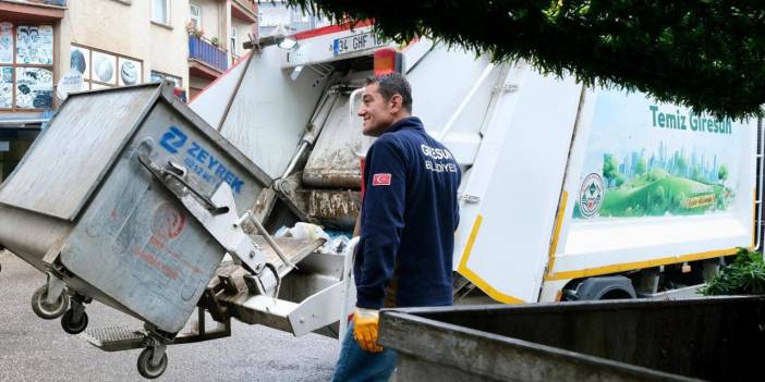 Giresun Belediye Başkanı Köse, 1 Mayıs'ta temizlik işçileriyle çöp topladı