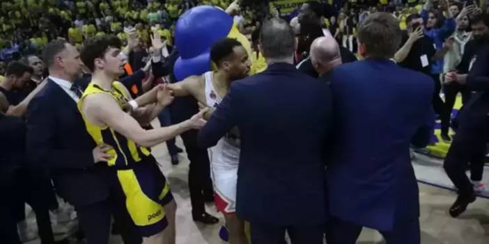 Fenerbahçe-Monaco maçı sonrası arbede: Taraftarlarla basketbolcular birbirine girdi