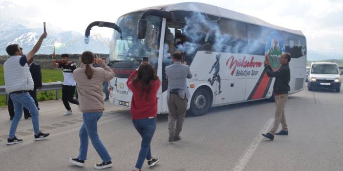 TFF Kadınlar 2. Ligi şampiyonu Yüksekova Belediyespor ilçeye döndü