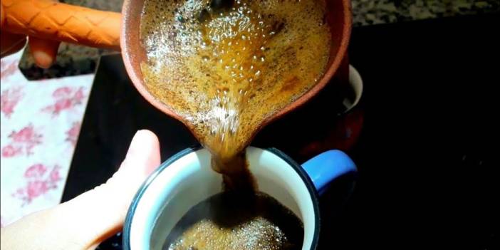 Türk kahvesi pişirirken cezveye 1 gram eklendiğinde kahveyi köpürtüyor. Birçok kahveci böyle pişiriyor