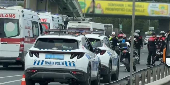 Motosikletli polisler Zeytinburnu'nda taksiye çarptı: İki polis yaralı