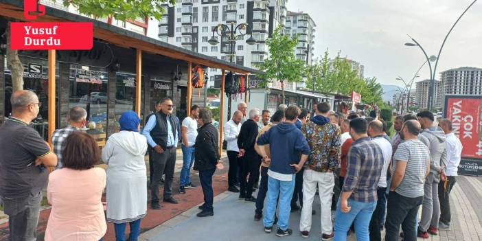 Malatya’da depremzede esnaf belediyeyi protesto etti: 'Oyları aldılar, bizi tanımıyorlar'