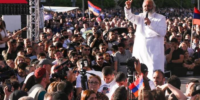 Erivan'da üst üste üçüncü gün Paşinyan'ın istifası için kilise liderliğinde miting: 41 kişi gözaltına alındı