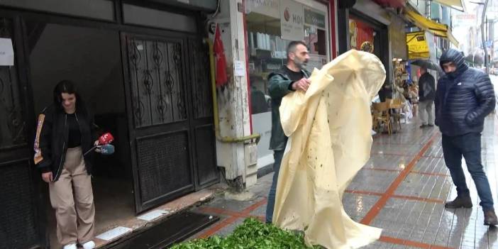 Rizeli üretici AKP İl Başkanlığı önünde bir çuval çayı döktü: 'Çay fiyatını kabul etmiyorum'