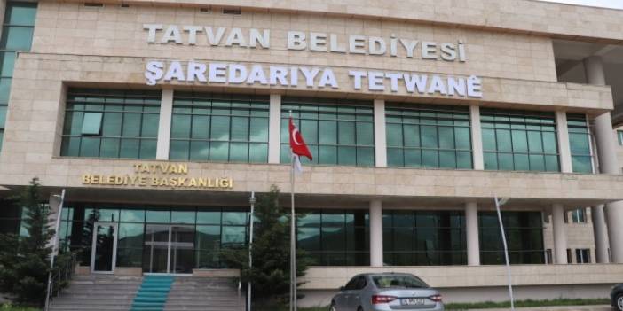 Eski AKP'li başkan kaldırtmıştı: DEM Parti'nin kazandığı Tatvan Belediyesi'ne yeniden Kürtçe tabela asıldı