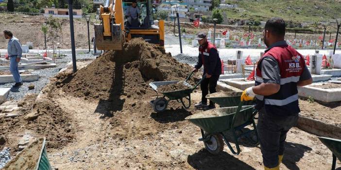 Hatay'daki yağışta depremzedelerin mezarları zarar gördü