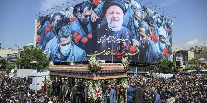 Reisi'nin cenaze namazını Hamaney kıldırdı, Tahran'da yüz binler toplandı