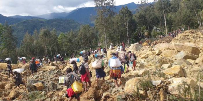 Papua Yeni Gine'de toprak kayması: '300'den fazla kişi ve 1100'den fazla ev toprağa gömüldü'