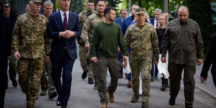 NATO Genel Sekreteri: Bırakın, Ukrayna Batı silahlarıyla Rusya'nın içini vursun