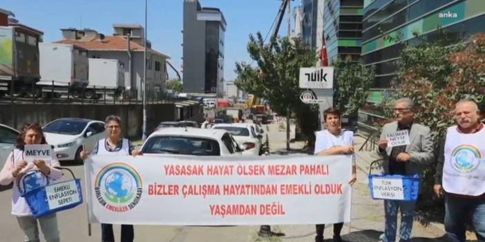 Emekliler TÜİK binası önünden iktidara seslendi: 'Enflasyonu emeklinin enflasyon sepetine göre açıklayın'