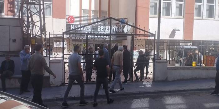 Hakkari Belediyesi'ne polis baskını: Eşbaşkan Akış gözaltına alındı