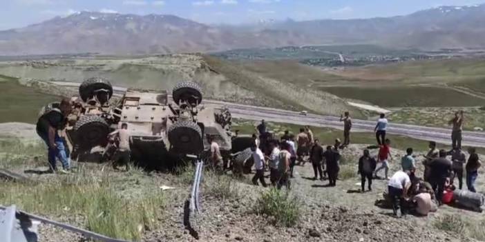 Hakkari'ye asker taşıyan zırhlı araç devrildi: Dört yaralı