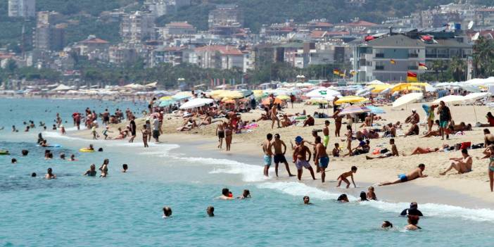 Bayramda Antalya'nın nüfusu 4 milyonu bulacak: Yer için valiyi arayan var