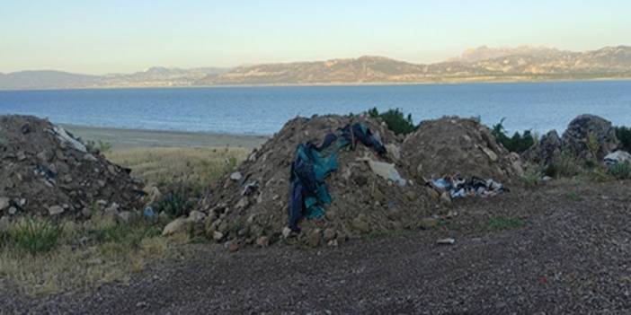 Burdur Gölü kenarına hafriyat ve atık döküldü