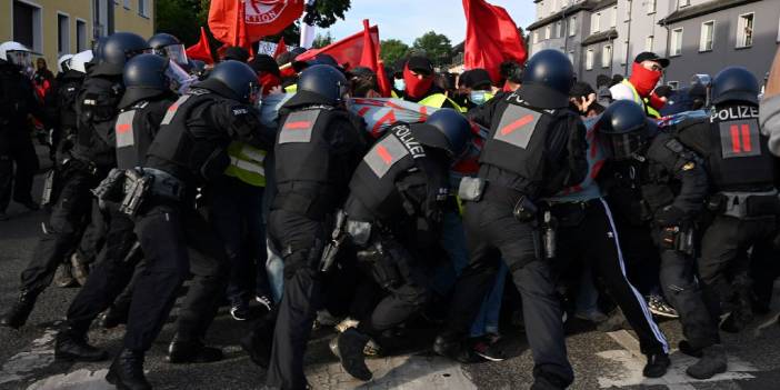 Yarınki Fransa seçiminde 'aşırı sağ depremi' beklenirken, Almanya için Alternatif'in kurultayını protestocular kuşattı
