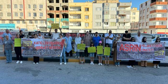 Depremde 51 kişinin öldüğü Furkan Apartmanı'nda yakınlarını kaybedenlerden basın açıklaması