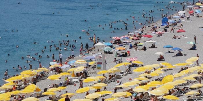 Antalya'da sıcaklık 41 dereceyi buldu, Konyaaltı doldu