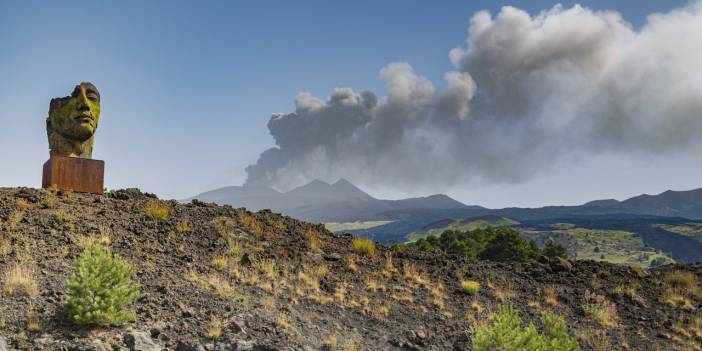 Etna Yanardağı kül ve lav püskürtmeye devam ediyor