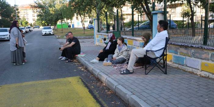 Afyonkarahisar'da 4,4 büyüklüğünde deprem: Halk sokağa koştu