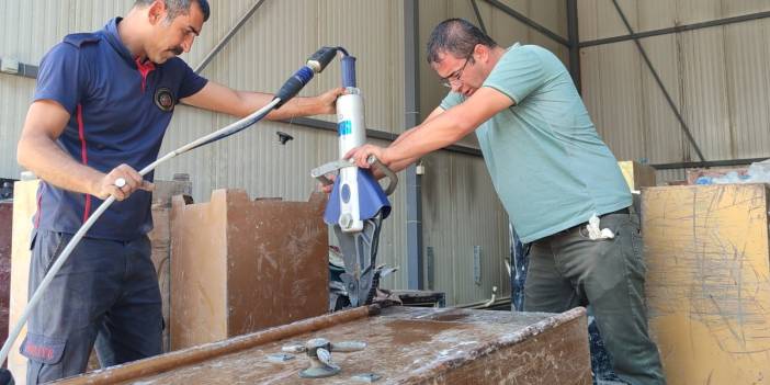 Maraş'taki depremlerde enkazdan çıkarılan çelik kasalar açıldı