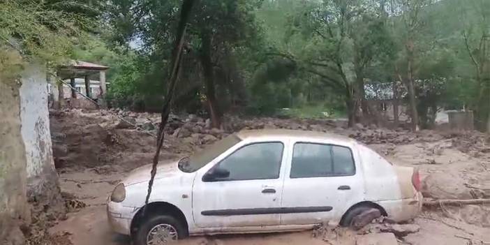 Erzurum'da sağanak yağış sele dönüştü: 16 ev kullanılamaz hale geldi, araçlar akıntıyla sürüklendi