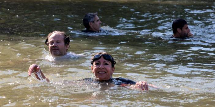 Paris Belediye Başkanı, Olimpiyat Oyunları'nın başlamasına 9 gün kala suyun temizlendiğini kanıtlamak için Seine Nehri'nde yüzdü