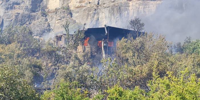 Mersin'de çıkan yangında üç ev yandı