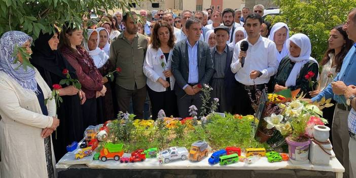 Suruç Katliamı'nda ölen 33 kişi mezarları başında anıldı: 'Hiçbir düş yarım kalmayacak'