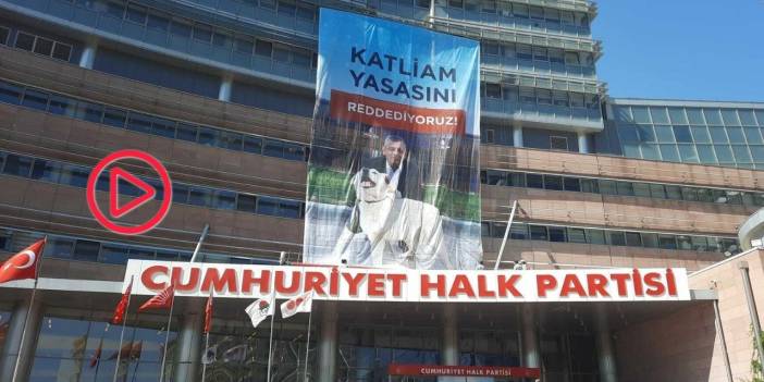 CHP Genel Merkezi'ne 'Katliam Yasasını Reddediyoruz' yazılı pankart asıldı