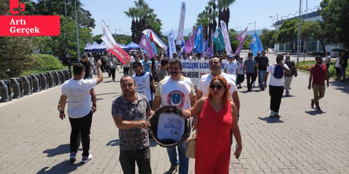 İzmir Büyükşehir’de TİS krizi büyüyor: CHP binasına yürüyen memurlar il başkanını yuhaladı