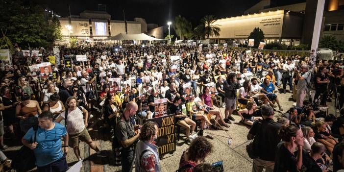 Gazze'deki İsrailli esirlerin yakınları Netanyahu'nun konuşmasını protesto ederek izledi