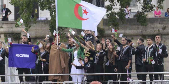 Olimpiyat Oyunları: Cezayir kafilesi Paris'te katledilenleri Sen Nehri'ne gül atarak andı