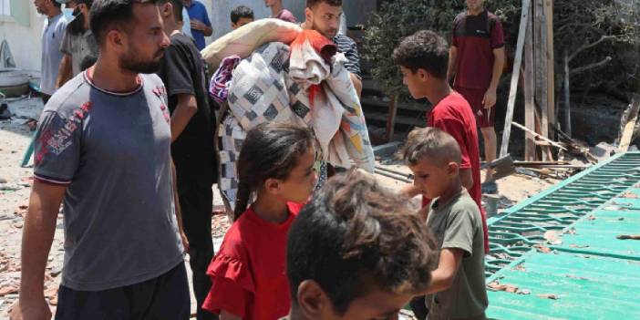 Gazze Şeridi'nde yeni tahliye emri veren İsrail ordusu, yine yerinden edilenlerin sığındığı bir okulu vurdu