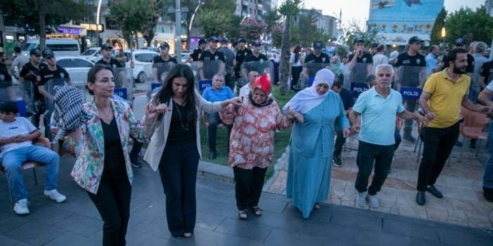 Hatimoğulları’ndan protesto: Herkesi özgürlük halayına bekliyoruz