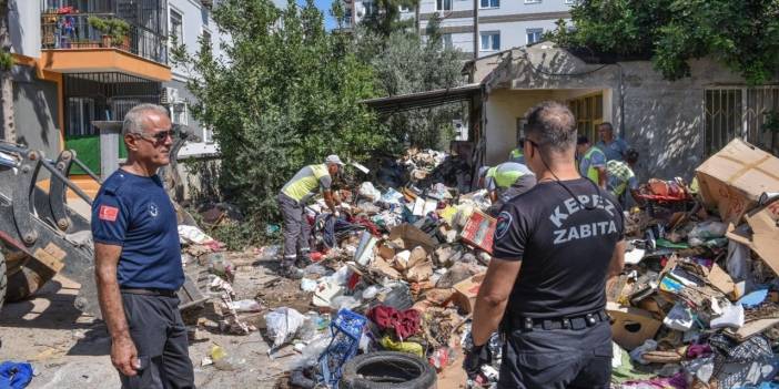 Kepez'de iki evin bahçesinden 12 kamyon çöp çıktı