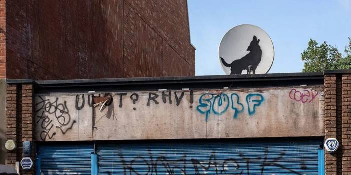 Banksy'nin hayvan serisine uydu antenine çizilmiş kurt silüeti eklendi