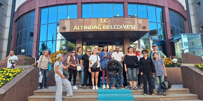 Hayvan hakları savunucuları, Altındağ Belediyesi'ne siyah çelenk bıraktı