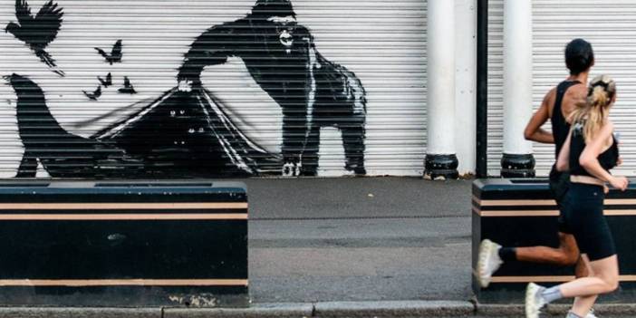 Banksy'nin yeni eseri: Dostlarını hayvanat bahçesinden kurtaran goril