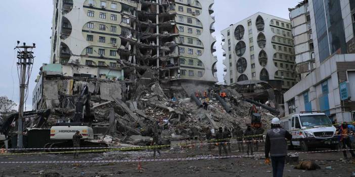 Depremde yıkılan Galeria Sitesi'nin tutuklu müteahhidi öldü