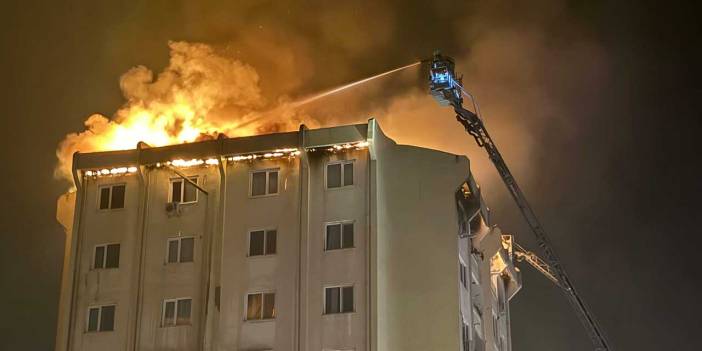 İzmir'deki orman yangını TOKİ'ye sıçradı, binanın çatısı alev aldı