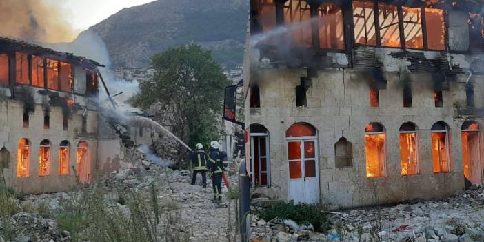 Hatay'da depremde ağır hasar alan 2 katlı bina yandı