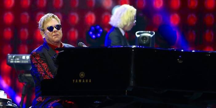 Elton John'un tek gözünde görme kaybı oluştu